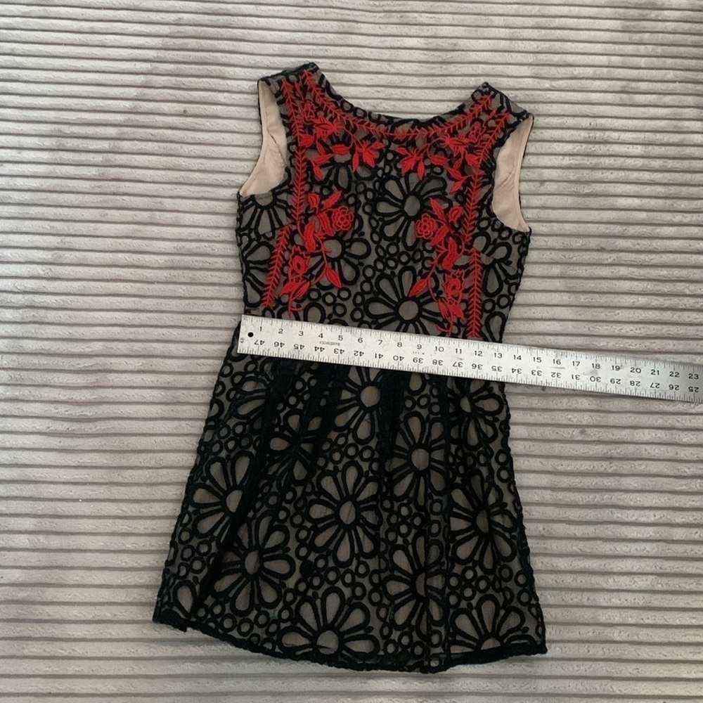 Black and Red Floral Lace Short Dress - Picture 6 of 8